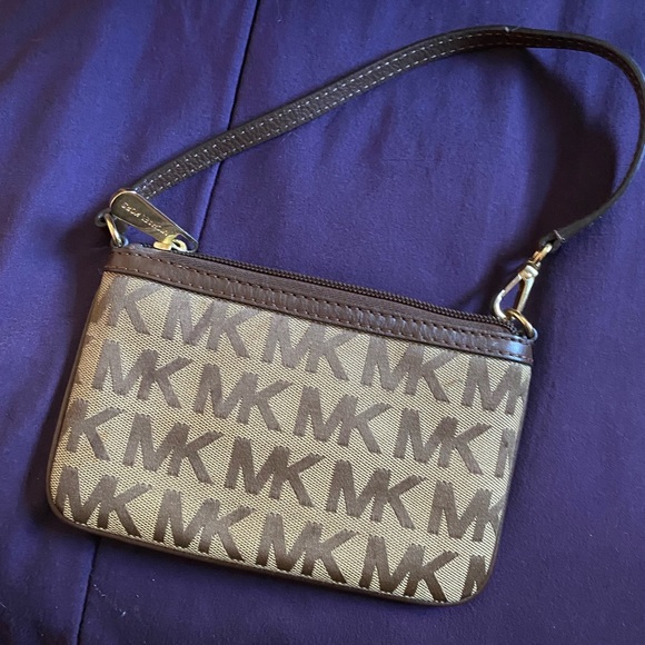 Michael Kors wristlet - Picture 1 of 5